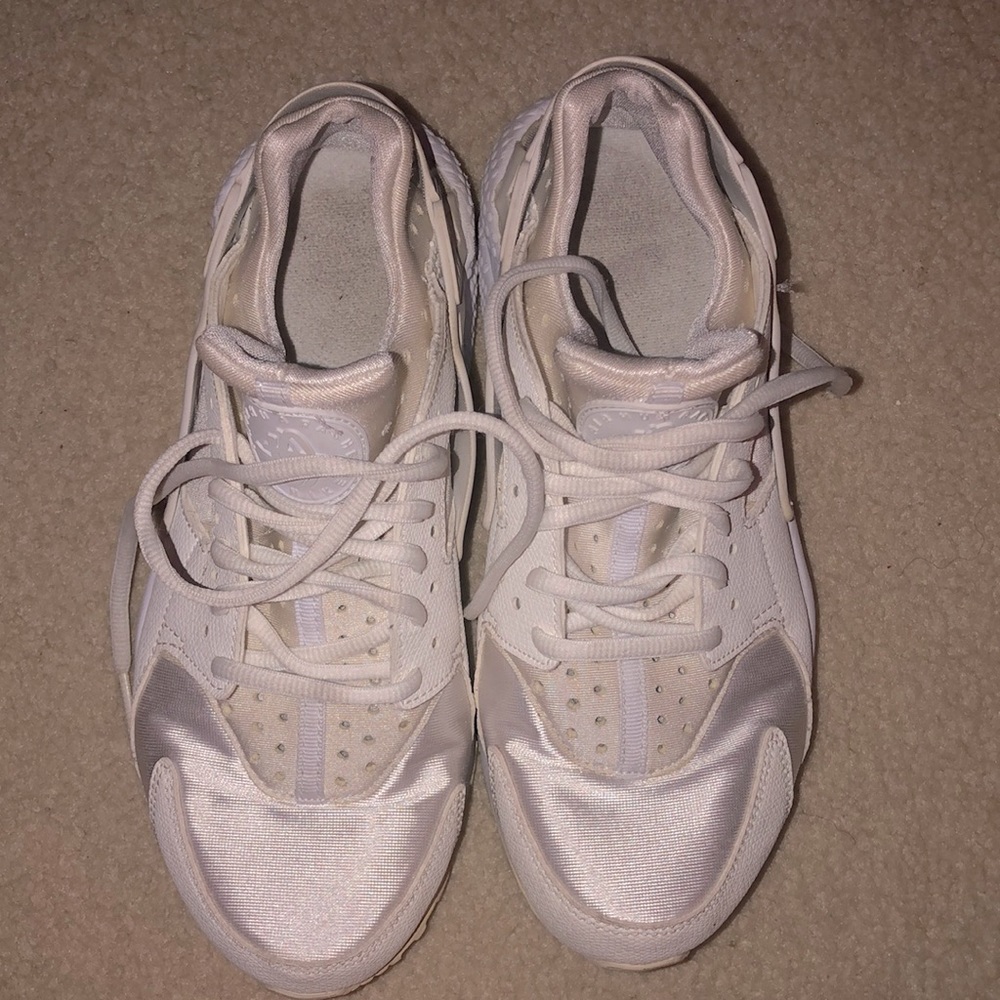 WHITE NIKE HURACHES